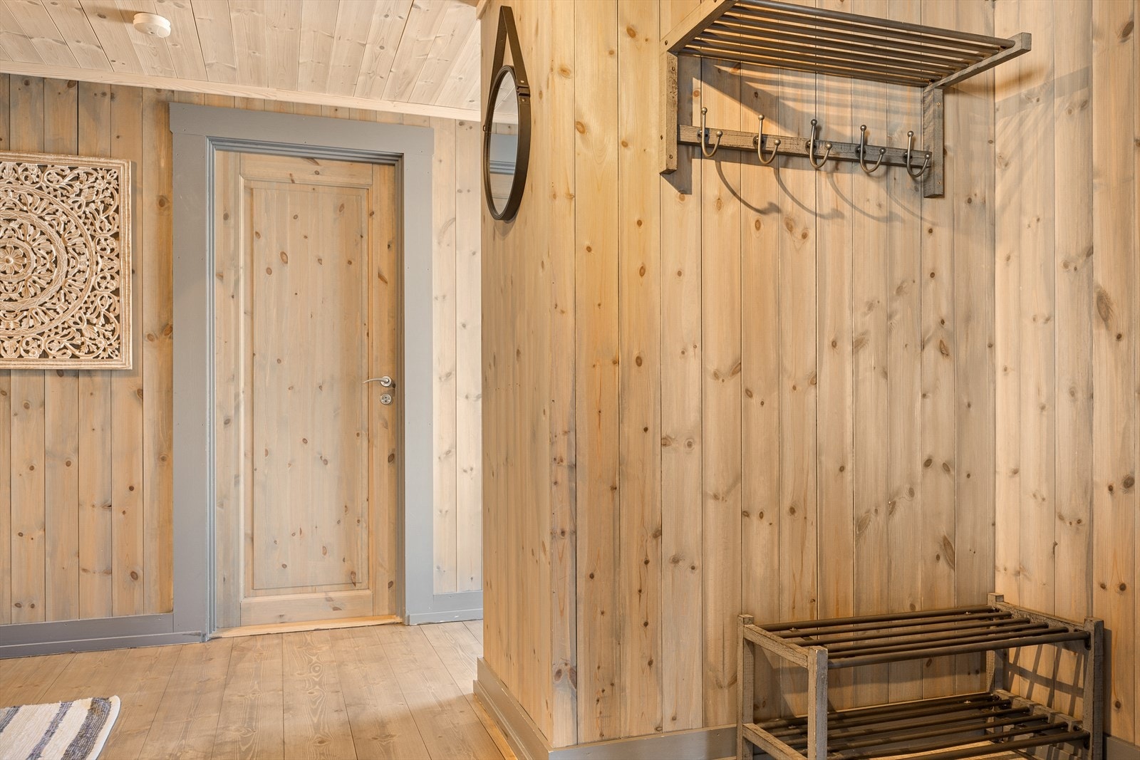 Fra gangen er det trapp opp til hems med to små, koselige rom. Under trappen er det teknisk rom. Galleribilde