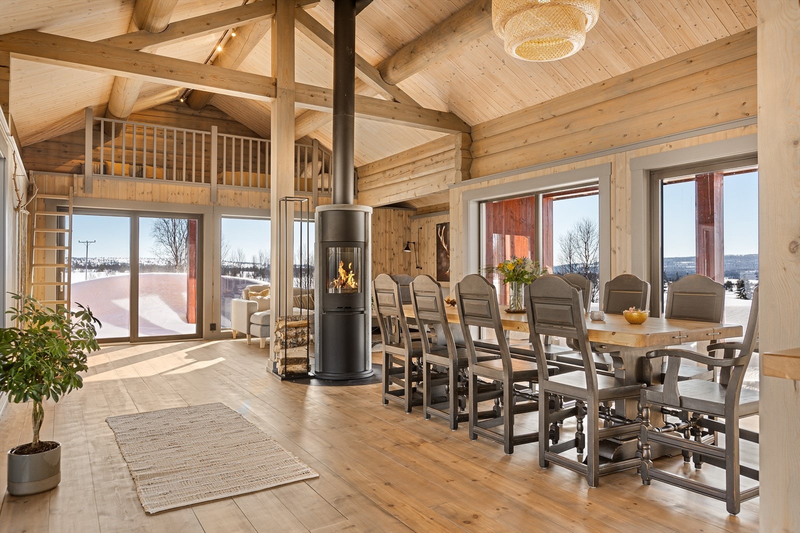 Hytta er innbydende og sosial med åpen løsning mellom stue og kjøkken. Her er det god takhøyde, spennende bruk av vakre materialer og ikke minst, fantastiske vinduer og terrassedører som gir en helt unik romfølelse. Galleribilde