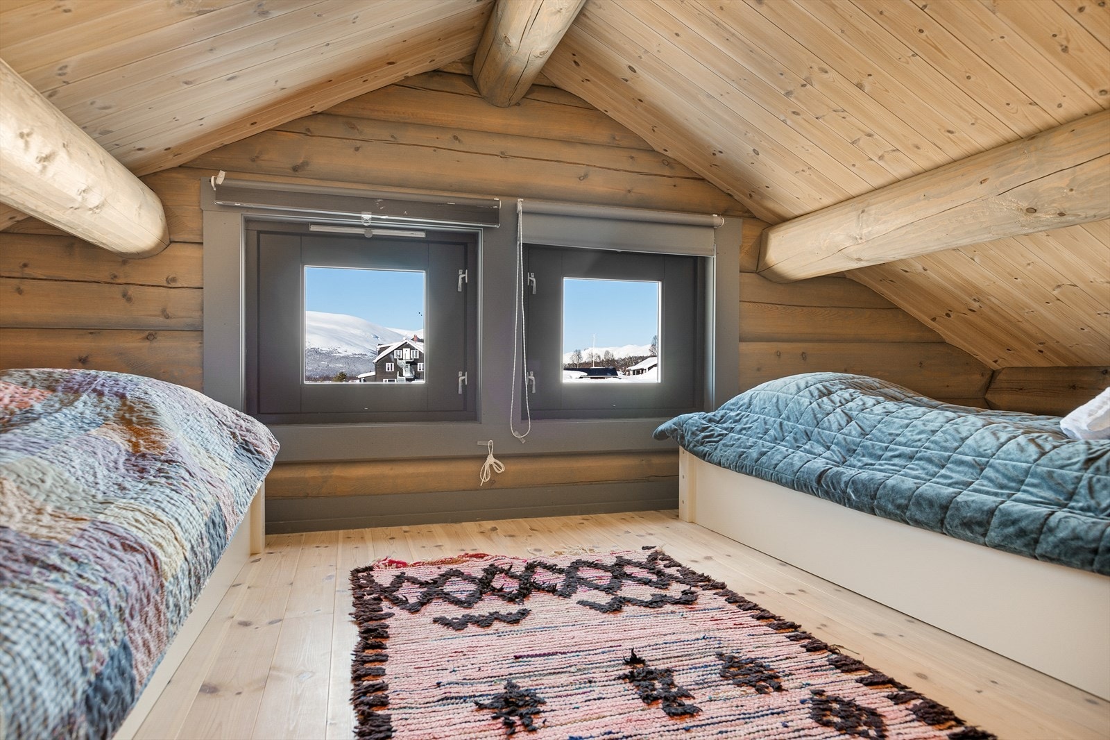 På hemsen er det lav takhøyde, men dette kan være et fint lite "fristed" for familiens ungdommer, lekeplass for barna eller hva en måtte ønske. Galleribilde