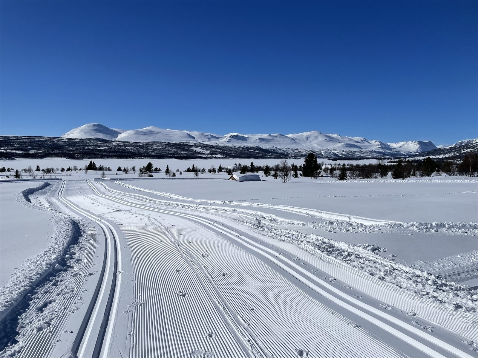 Her kan en velge mellom turer i lett terreng og mer krevende topper med vid utsikt.(Selgers egne bilder) Galleribilde