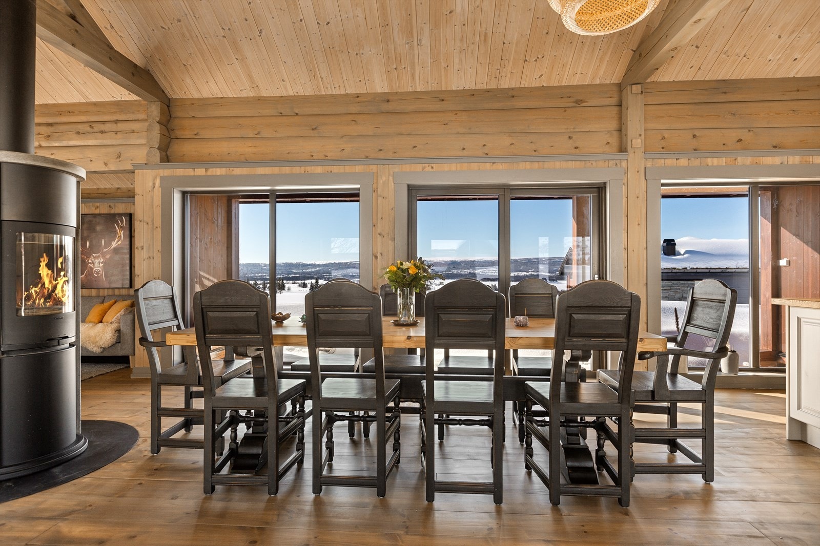 Hytta er åpen og stilfull, og har en fantastisk bruk av vinduer slik at en virkelig kan nyte den vakre utsikten, solforholdene og nærheten til naturen! Galleribilde