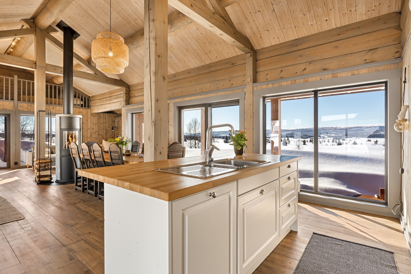 Innredningen har en pen og praktisk kjøkkenøy med nedfelt oppvaskkum av stål. Galleribilde