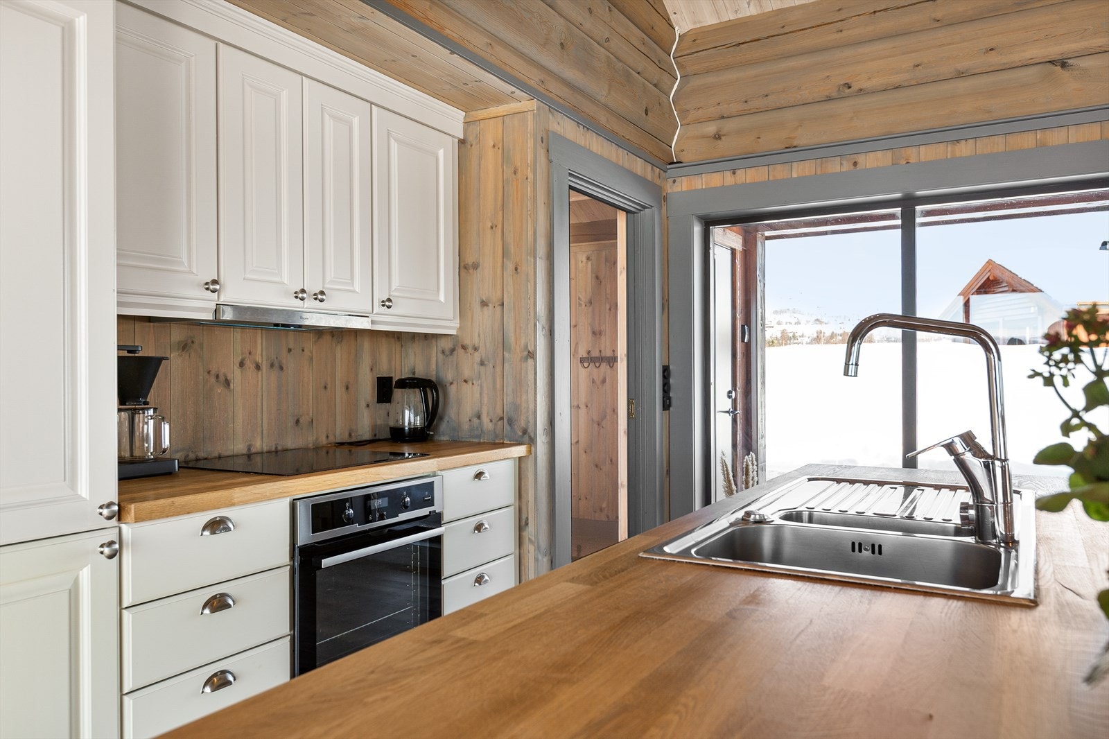 Kjøkkeninnredningen er i heltre med benkeplate av eik. Integrerte hvitevarer med komfyr, koketopp, ventilator, oppvaskmaskin og kjøl/fryseskap. Det er også montert komfyrvakt og vannstoppeføler, samt kjøkkenventilator med kullfilter. Galleribilde