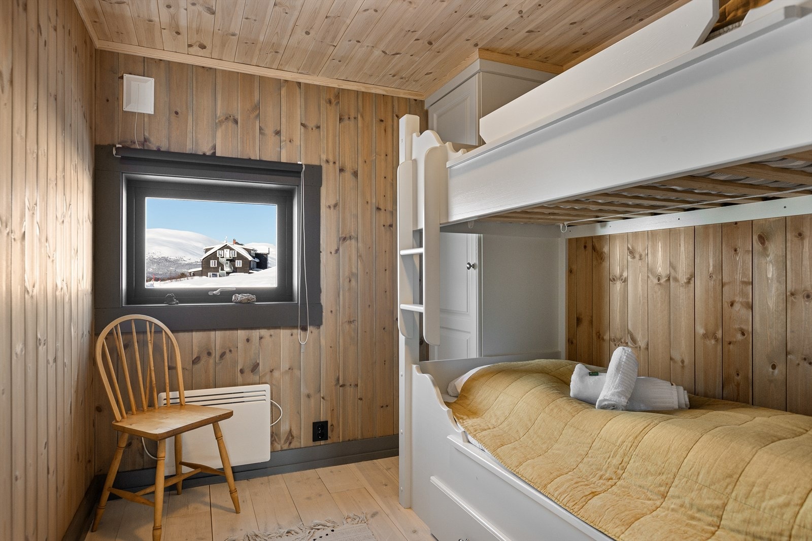 Soverommene har ikke egen rømningsvei via vindu, da vindustørrelse er under krav om godkjent rømning, men rømning kan skje i sidenforliggende rom. Galleribilde