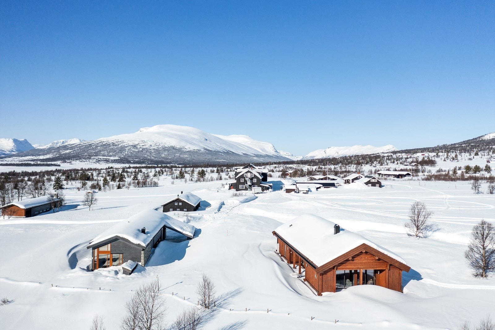 Her finner du en vakker eiendom åpent og fritt beliggende med storslått utsikt til store støls- og fjellområder, Storfjorden, Skogshorn m.m. Galleribilde