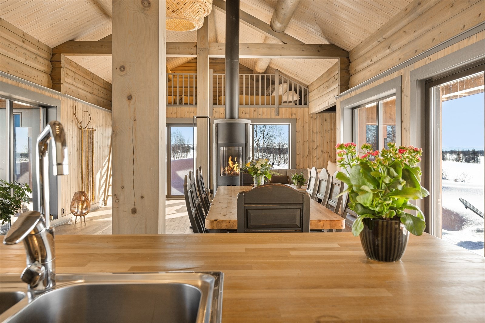 Fra stua er det stige opp til en koselig liten hems med spilerekkverk. Galleribilde