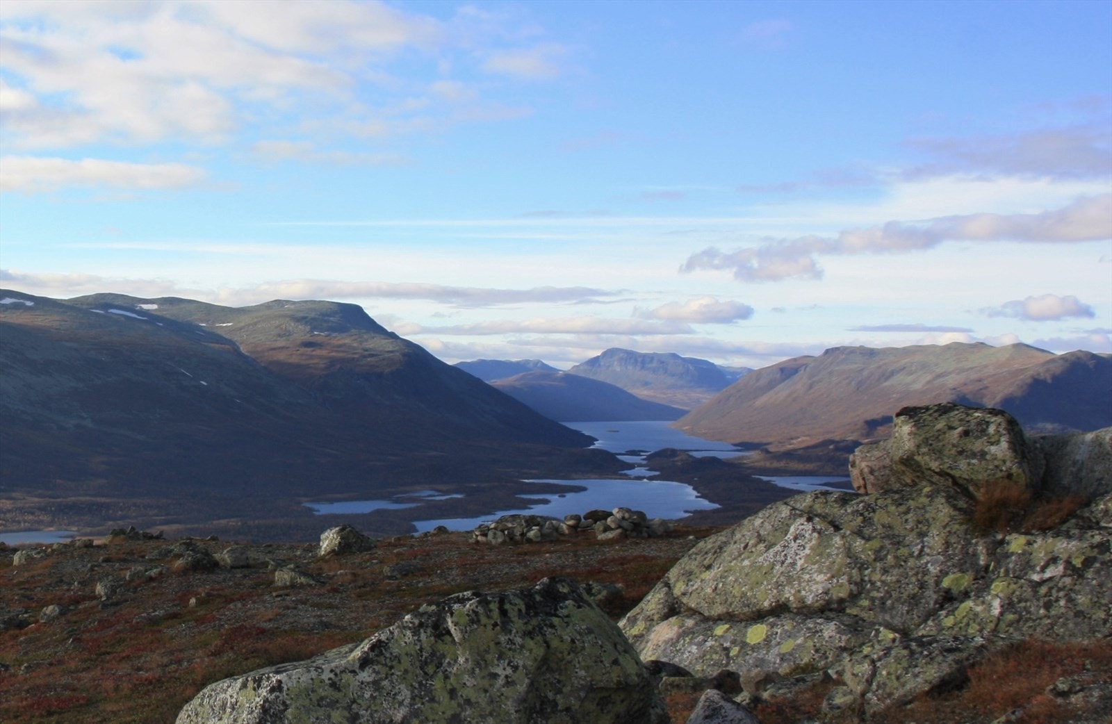 Fra hytta er det utallige muligheter for turer både til fots, på ski og sykkel. Her fra Nøsakampen mot Bukonofjell, Gilafjellet og videre innover fjellheimen. Galleribilde