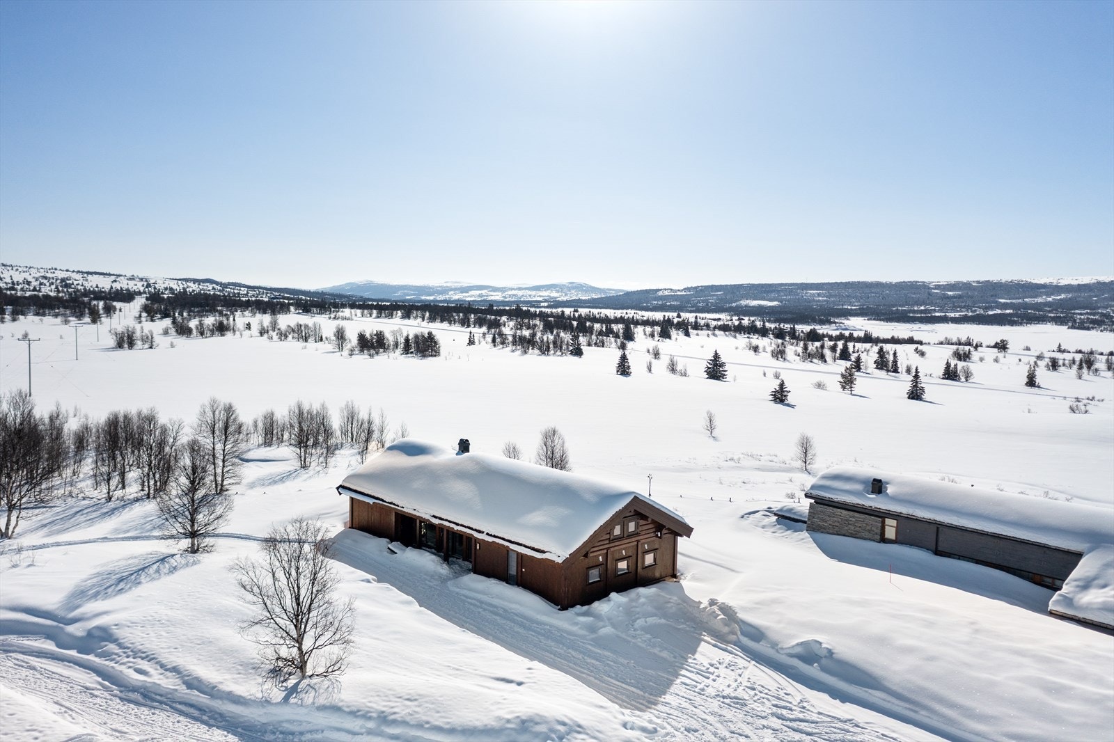 Hytta har lett helårs adkomst og alle fasiliteter. Den ligger på en flat og fin tomt i Vestre Slidre Statsalmenning. Galleribilde