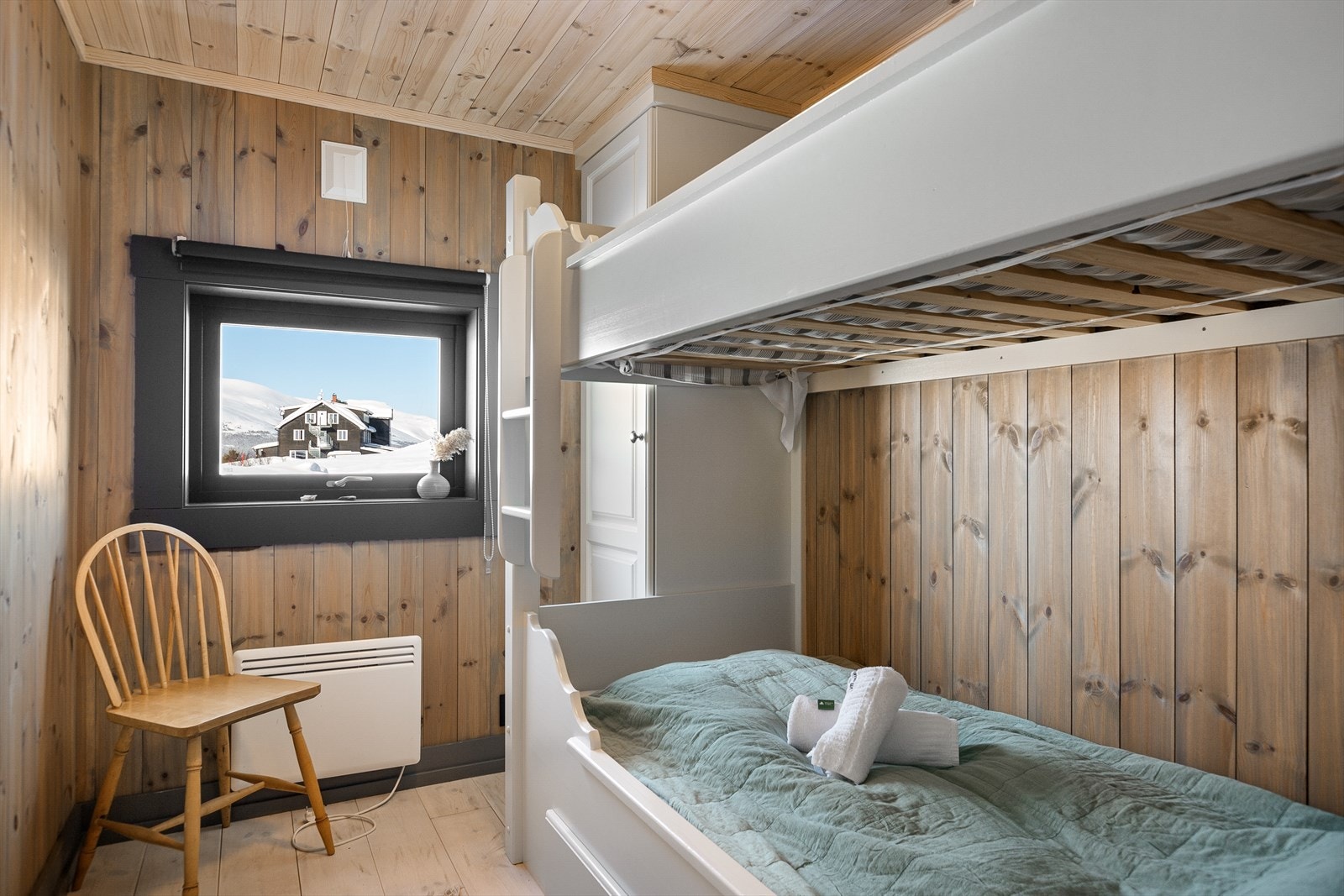 På de to andre soverommene er det køyesenger, også disse med ekstra lagringsplass i sokkel. Galleribilde