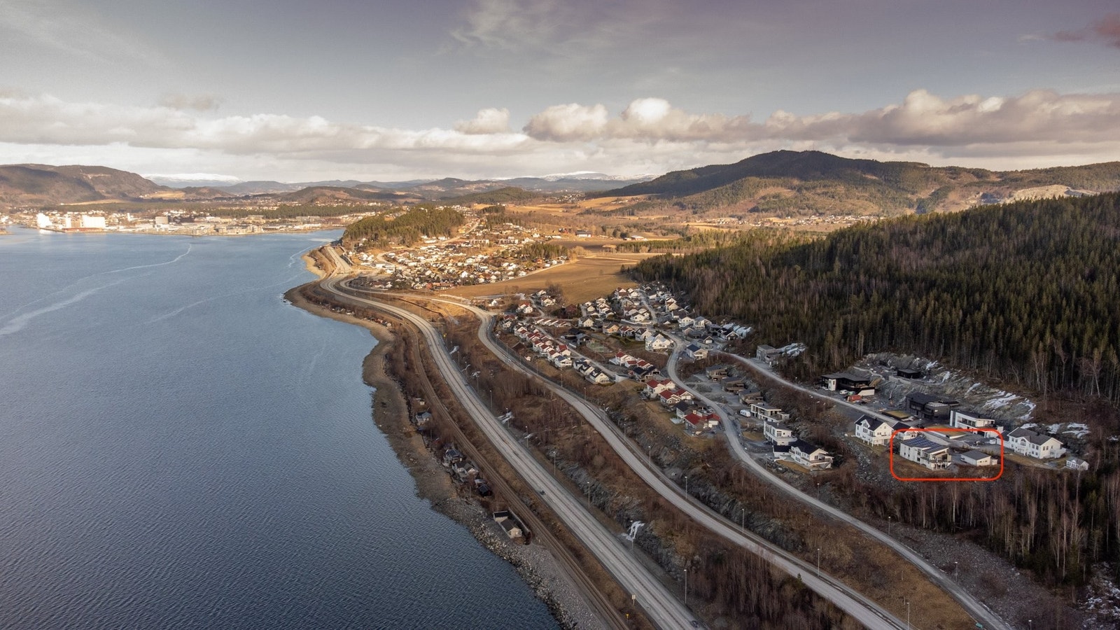 Frøsetåsen med huset i rød firkant. Steinkjer i bakgrunnen. Galleribilde