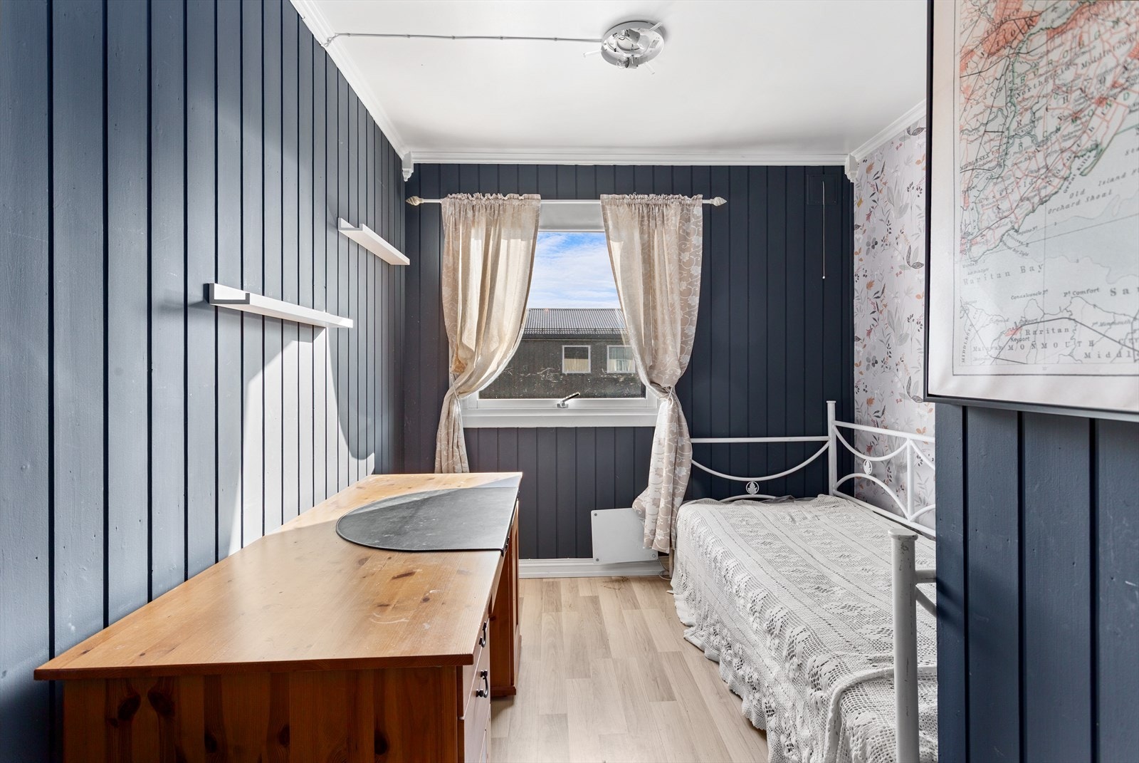 Det minste soverommet med malt panel og en vegg med tapet. Galleribilde