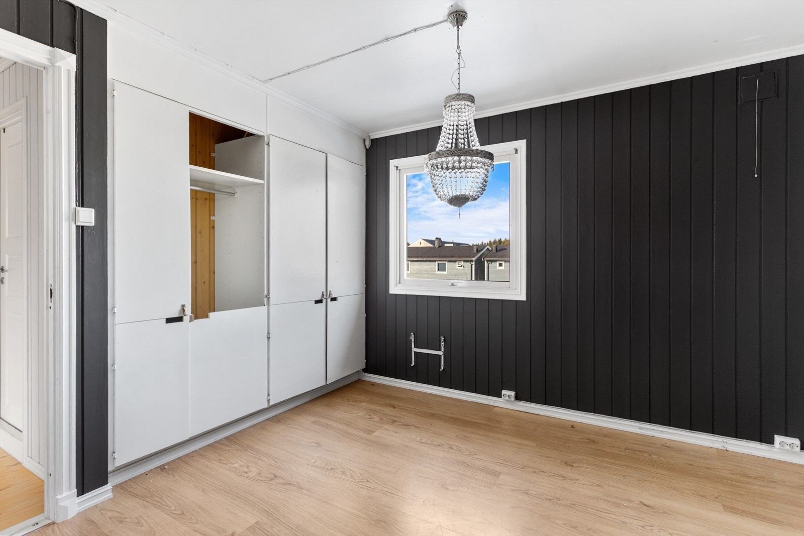 Soverom 2 - her er det også panel på veggene. Galleribilde