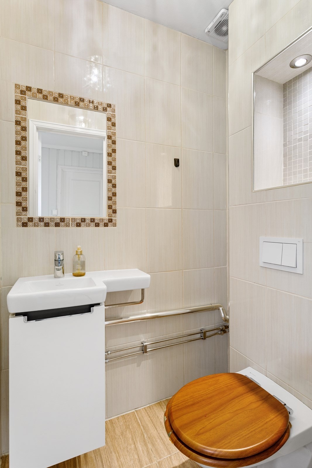 Toalettrom med vegghengt toalett. Galleribilde