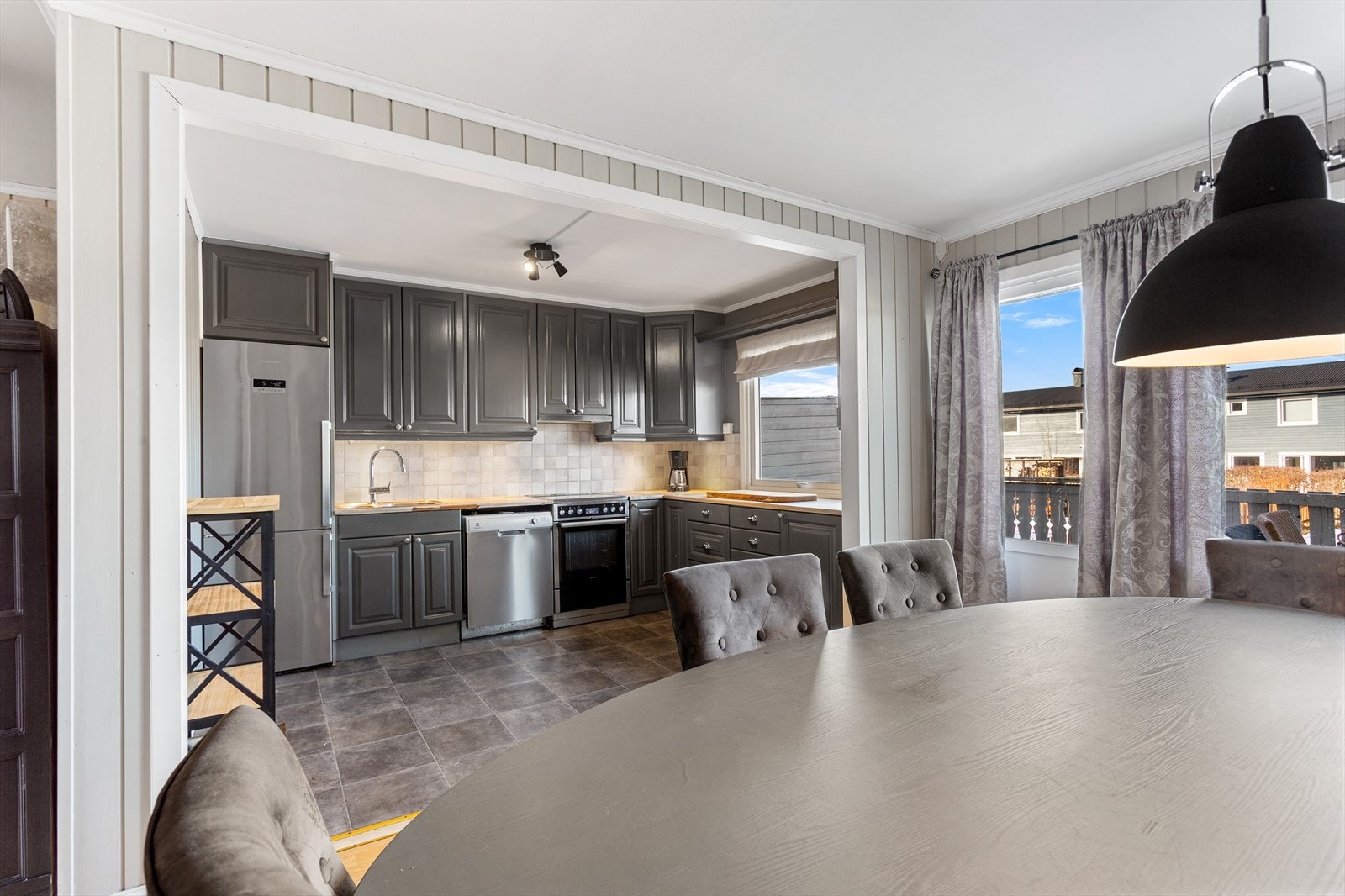 Spisestue med utgang til terrasse. Galleribilde