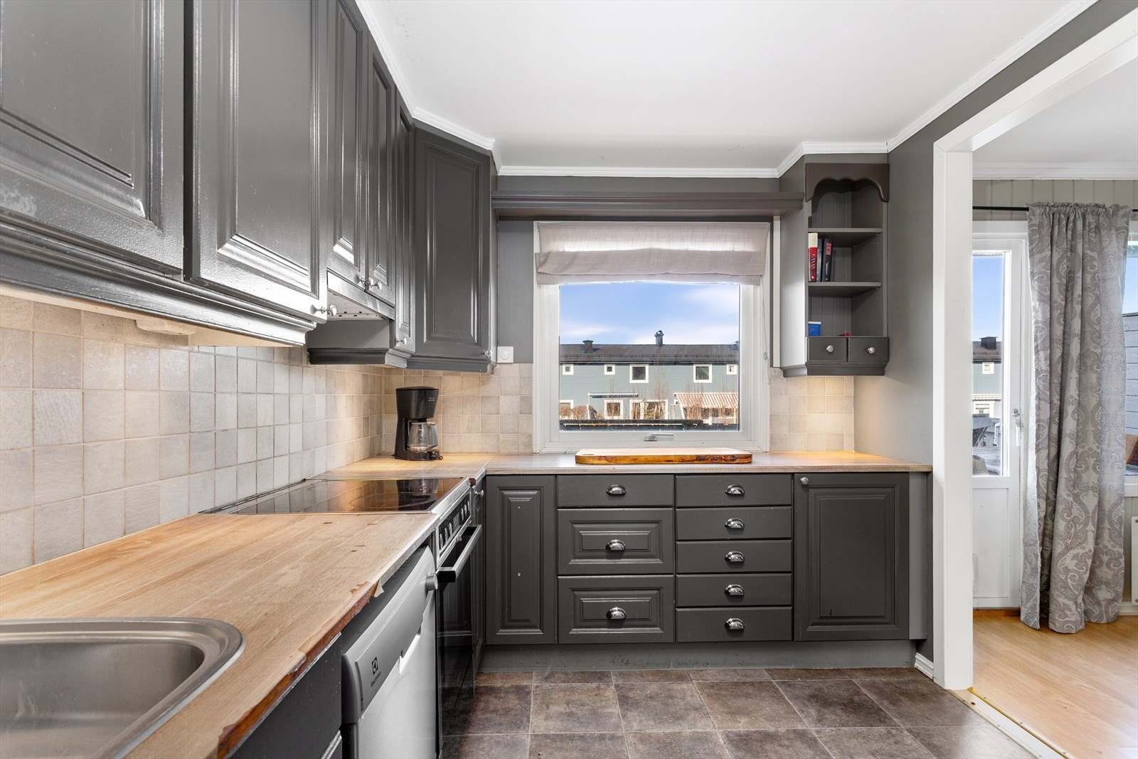 Vinklet kjøkken med god benkeplass og oppbevaring. Galleribilde