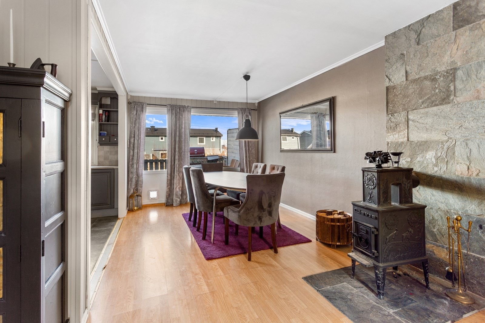 Vedfyring er koselig når det er høst og temperaturen ute synker. Galleribilde