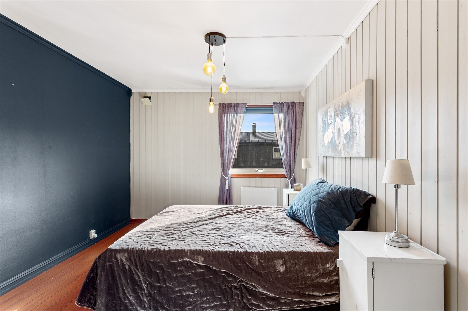 Det er malt tapet og panel på veggene. Galleribilde