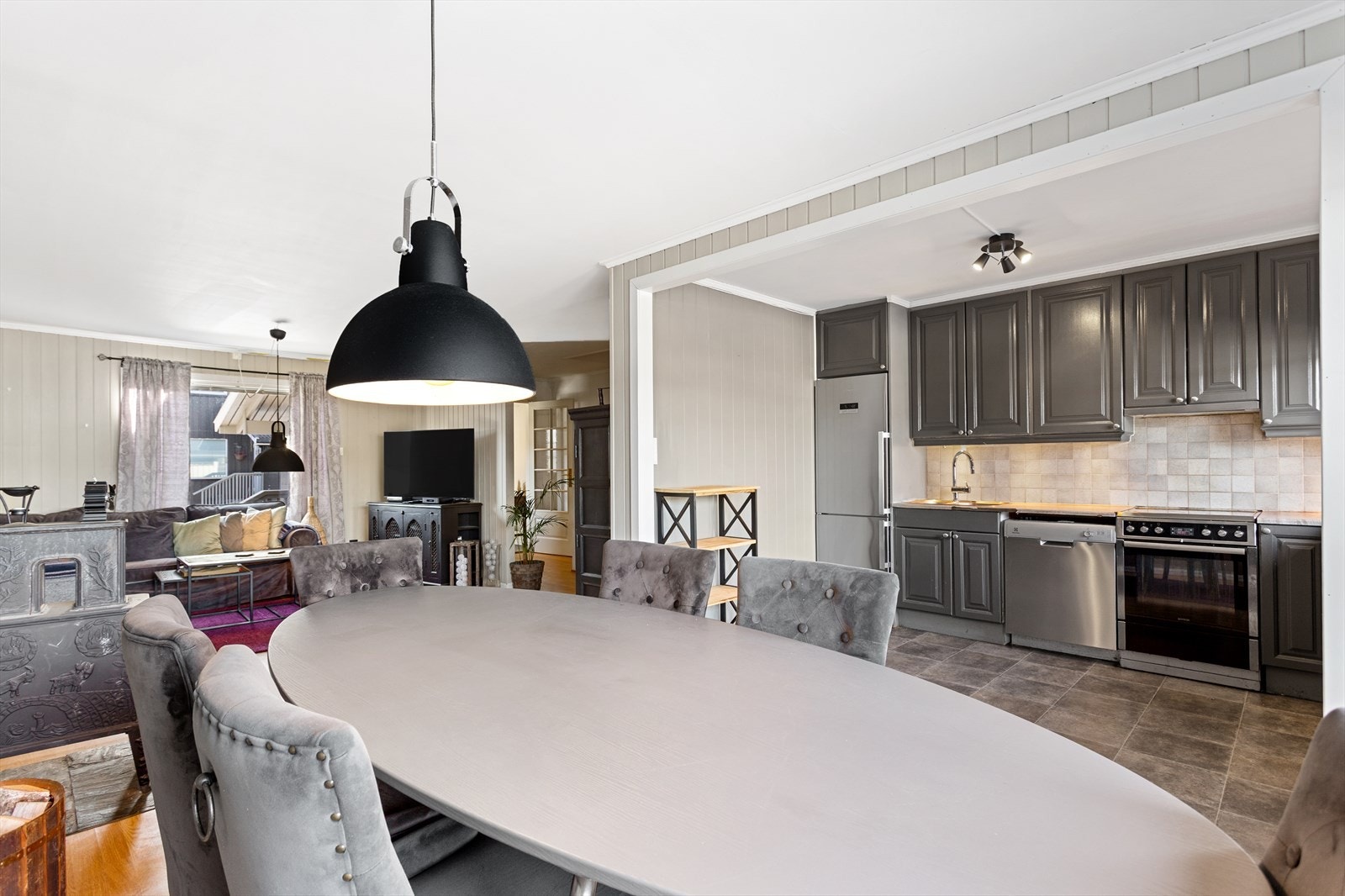 Åpen løsning mellom kjøkken og spisestue. Galleribilde