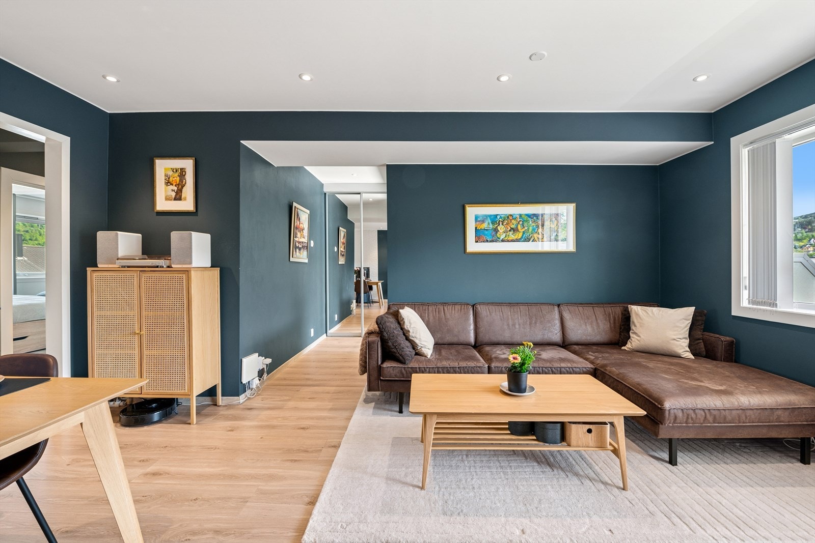 Leiligheten er godt utnyttet og ligger i byggets toppetasje. Galleribilde