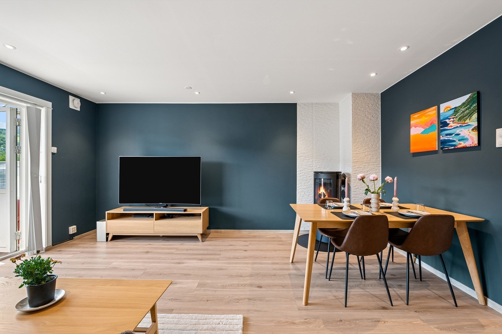 Leiligheten går over ett plan, og oppleves som lys og romslig med delikate farger. Galleribilde