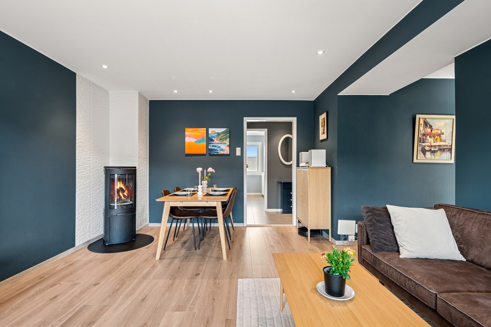 Stuen er romslig og har god plass til flere møbleringsmuligheter. Galleribilde