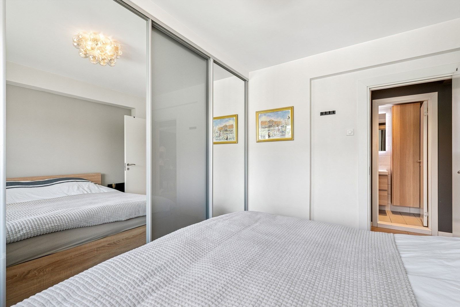 Stor skyvedørsgarderobe med god plass til oppbevaring av klær. Galleribilde