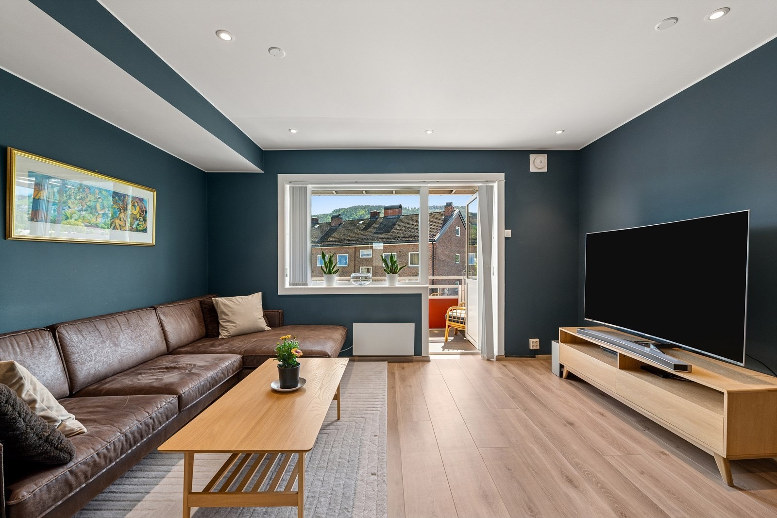 Fra stuen er det utgang til en koselig balkong. Galleribilde