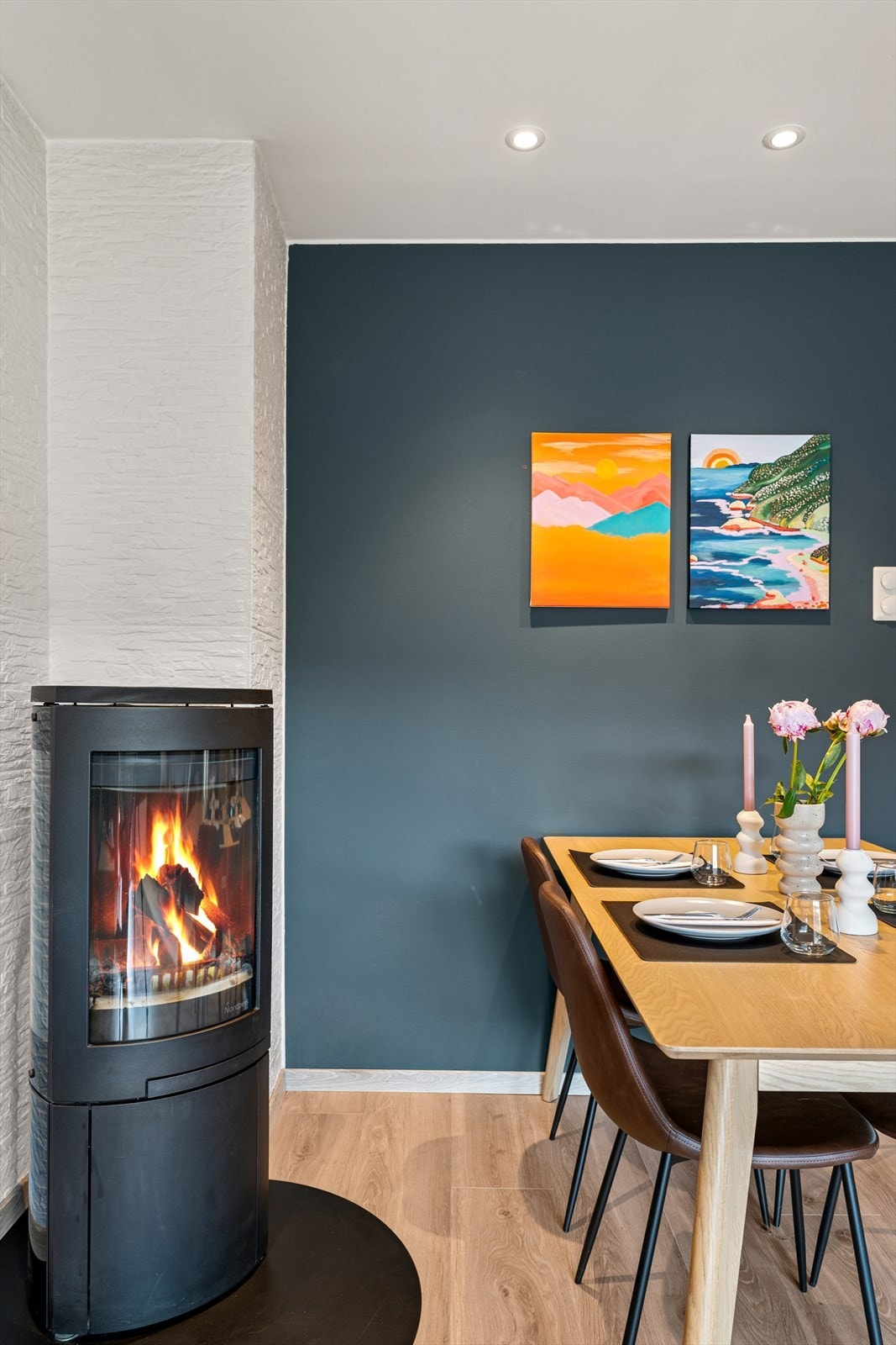 Det er peisovn i stuen som gir varme, og stemning på vinterstid. Galleribilde