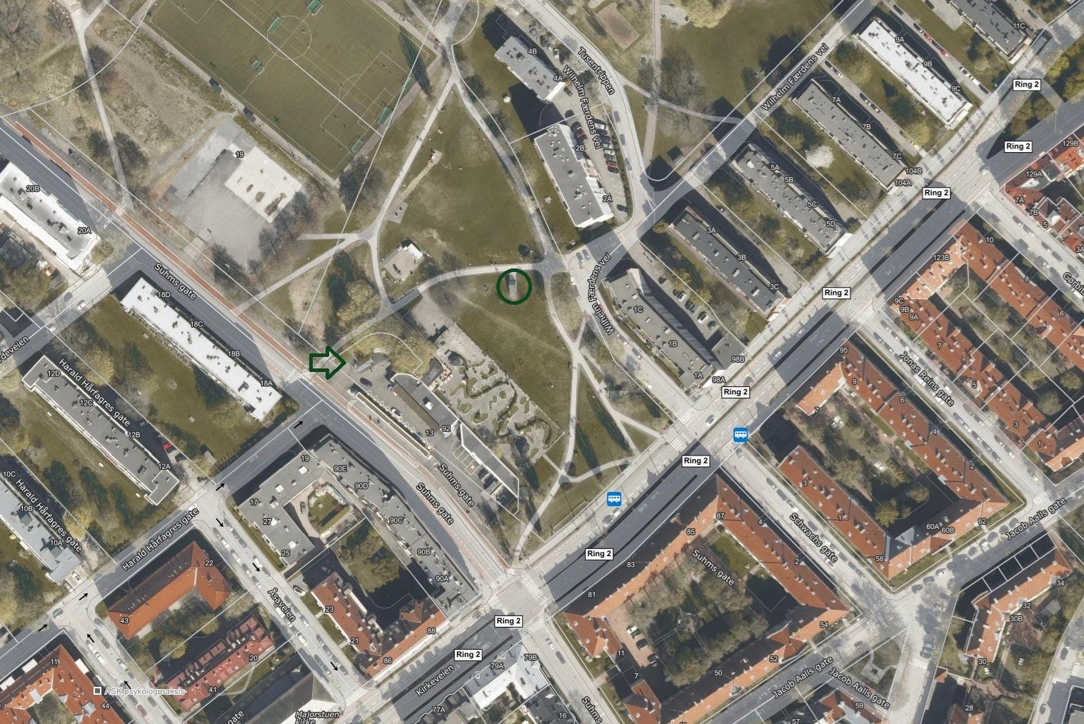 Pil markerer innkjøring og sirkel markerer adkomst direkte ned til plassens lokasjon. Galleribilde