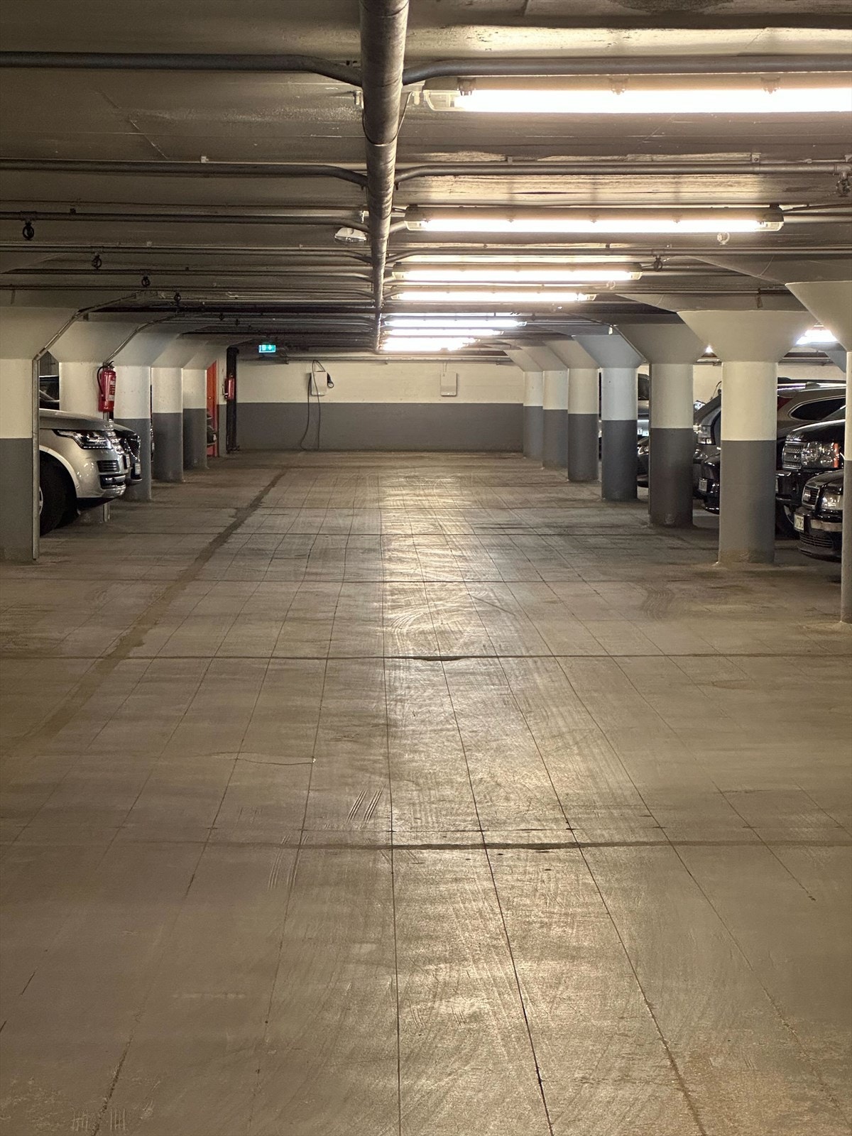 Enkel inn og utkjøring til plassen. Helt i enden Galleribilde