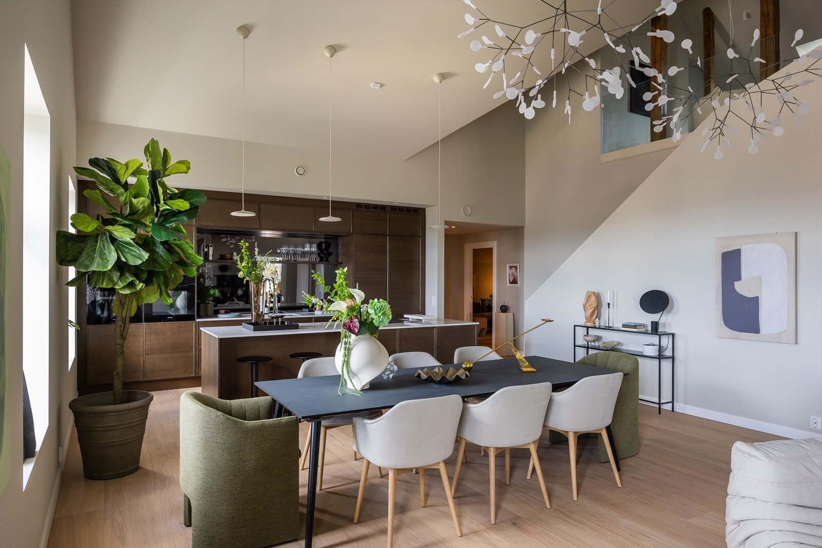 Leiligheten er flott innredet av Boas Studio, og møbler kan kjøpes i forbindelse med handelen dersom ønskelig. Galleribilde