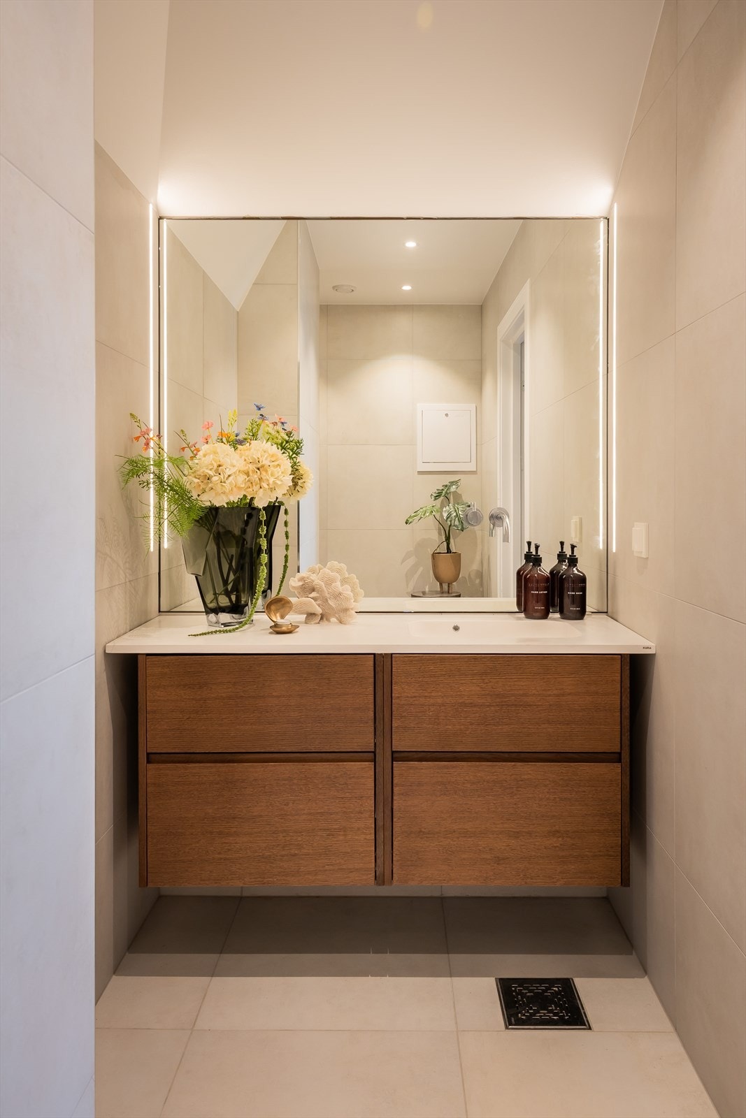 Nytt bad fra 2024 med eksklusive fliser på vegger og slett himling med downlights. Galleribilde