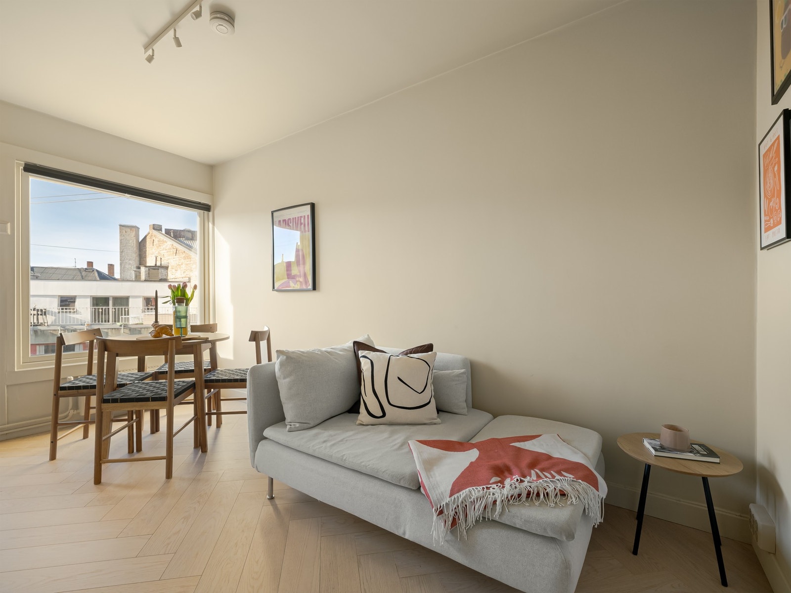 Vi starter med en titt på stuen. Galleribilde