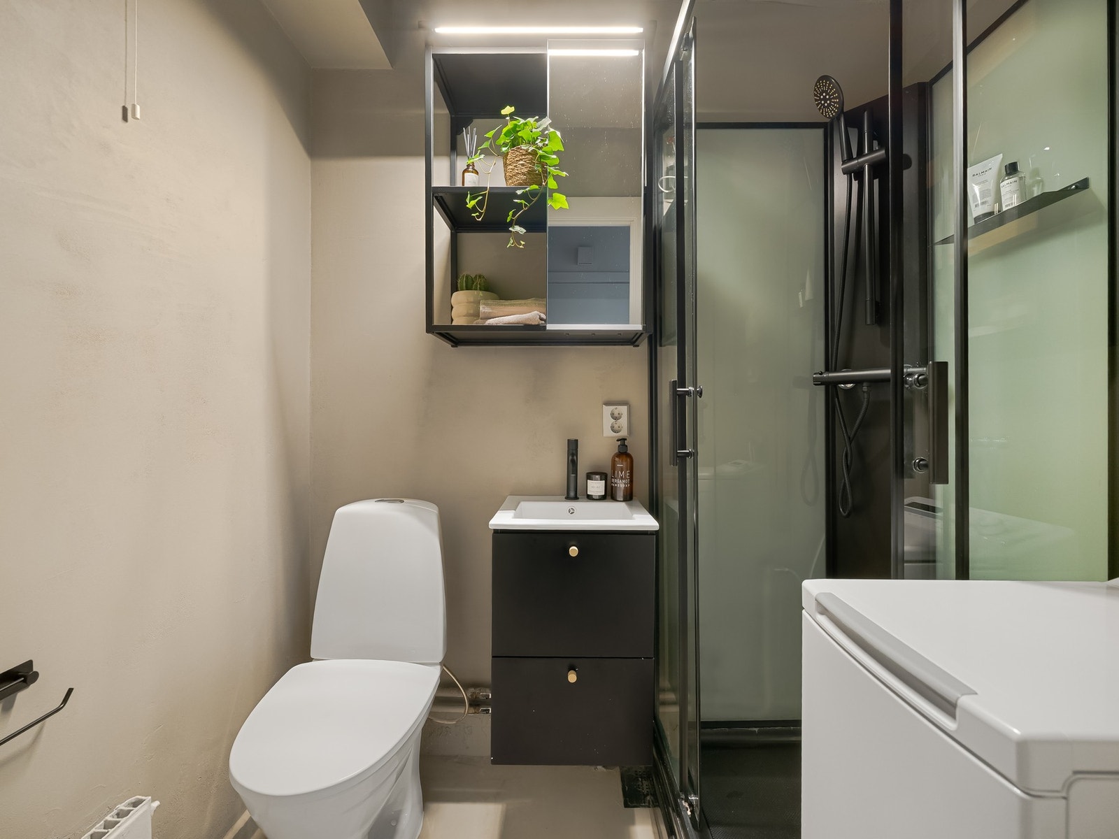 Baderommet ble oppgradert i 2023 og er av god størrelse. Vegger, tak og gulv er belagt med moderne mikrosement. Galleribilde