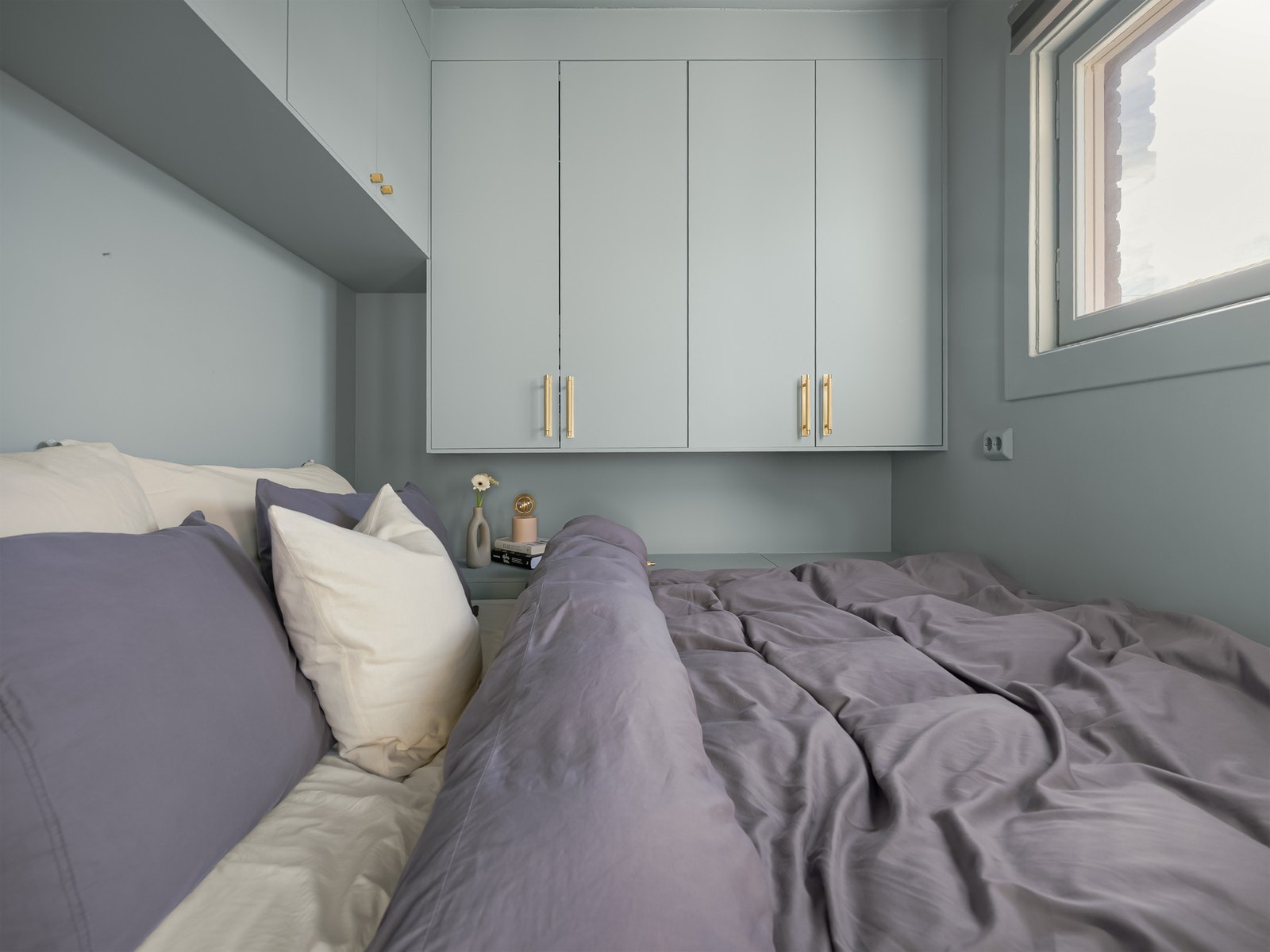 Rommet er av en sjarmerende størrelse, og innredet svært plass-effektivt med integrerte veggskap og kommode som nattbord. Soverommet vender mot den svært rolige bakgården. Galleribilde