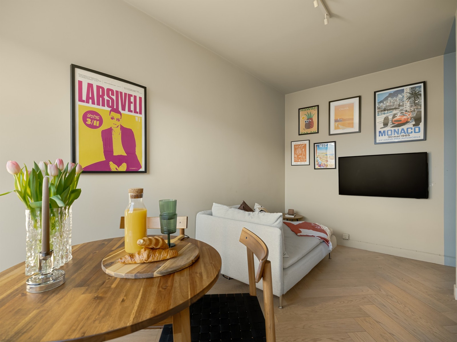 Her er det god plass til både et sosialt spisebord og en avslappende tv-krok. Galleribilde