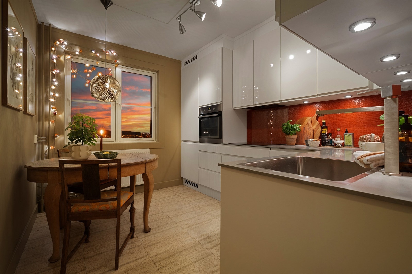 Flott, separat kjøkken med masser av lysinnslipp Galleribilde