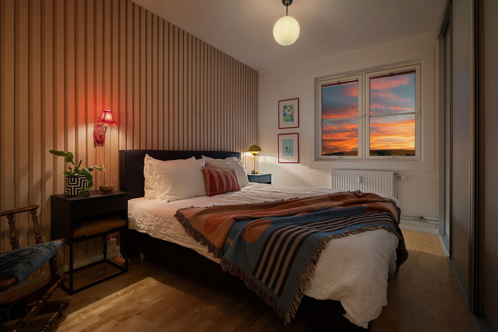 Boligens soverom er av god størrelse og har rikelig med plass til dobbeltseng og tilhørende nattbord Galleribilde