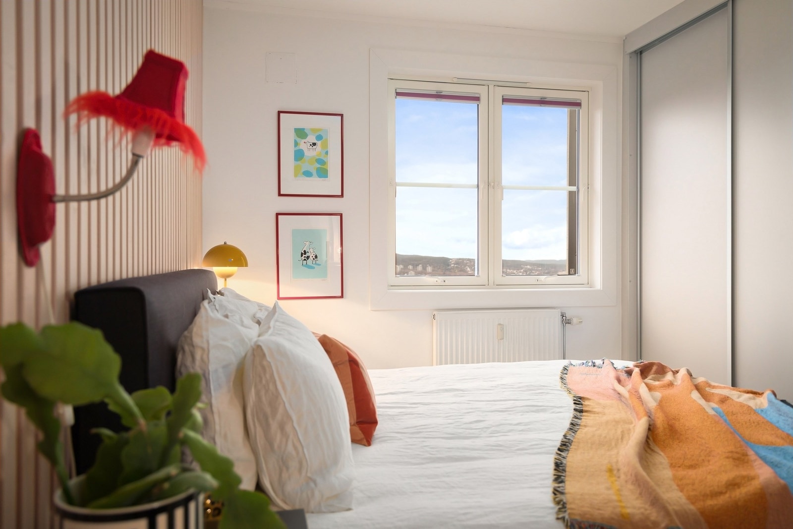 Veggflatene er hvitmalte med en moderne fondvegg av spiler og på gulvet er det bjørkeparkett Galleribilde