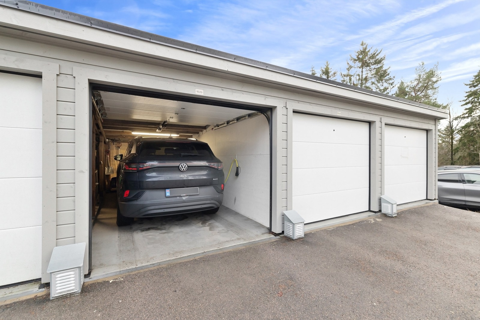 Garasjen ligger ca. 50-60 meter fra inngangsdøren, og er merket med nummer 1629 Galleribilde