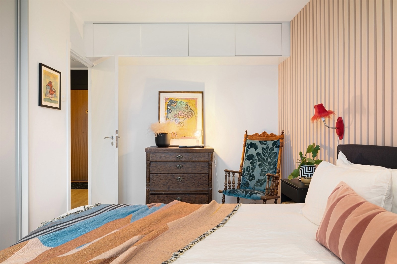 Videre er det ytterligere oppbevaringsmulighet i plassbygd skapløsning langs himling Galleribilde