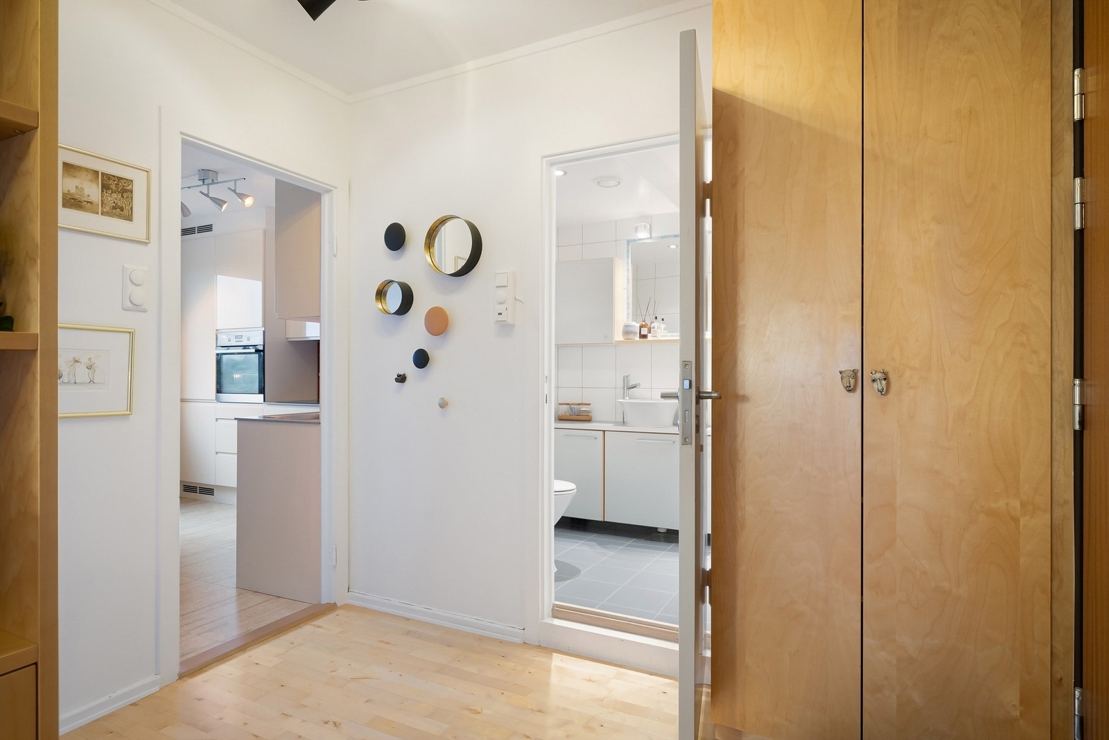 Fra entréen er det direkte adkomst til leilighetens øvrige rom, noe som forsterker den gode planløsningen Galleribilde