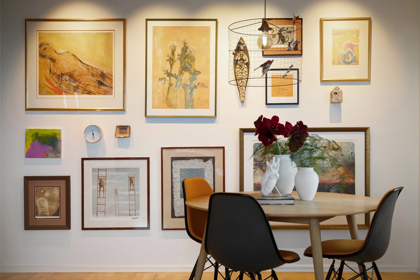 Stuen byr og på naturlig plass til et hyggelig spisebord Galleribilde