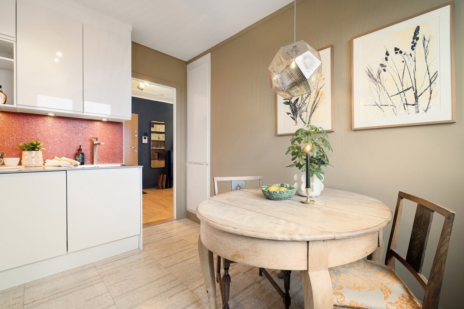 I og med at kjøkkenet er adskilt, tilfredsstilles de aller fleste behov hva gjelder størrelse, utsyn og et naturlig spisested Galleribilde