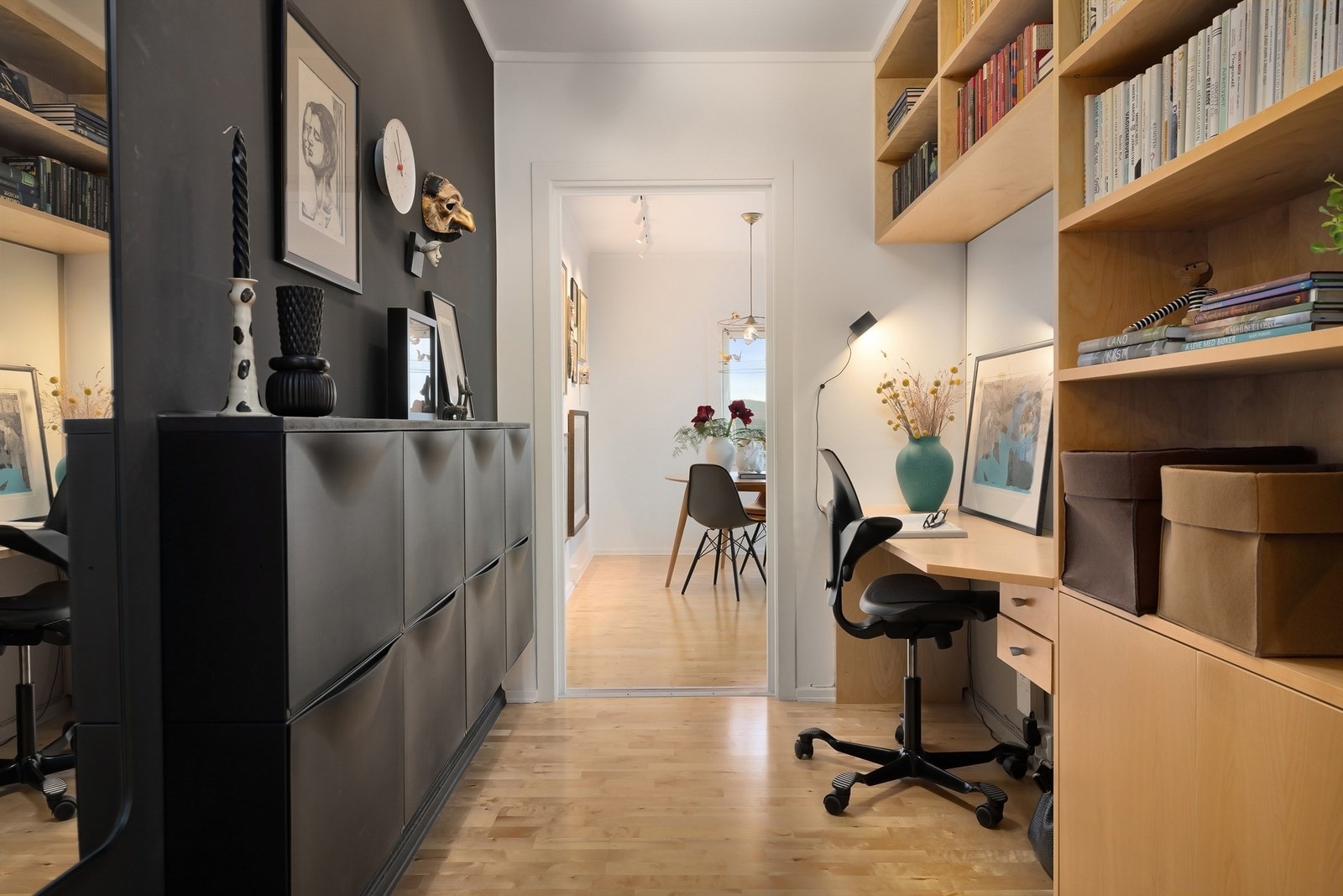 Godt med oppbevaring i plassbygde hylle- og garderobeløsninger samt god plass til kontorløsning på den plassbygde skrivepulten Galleribilde