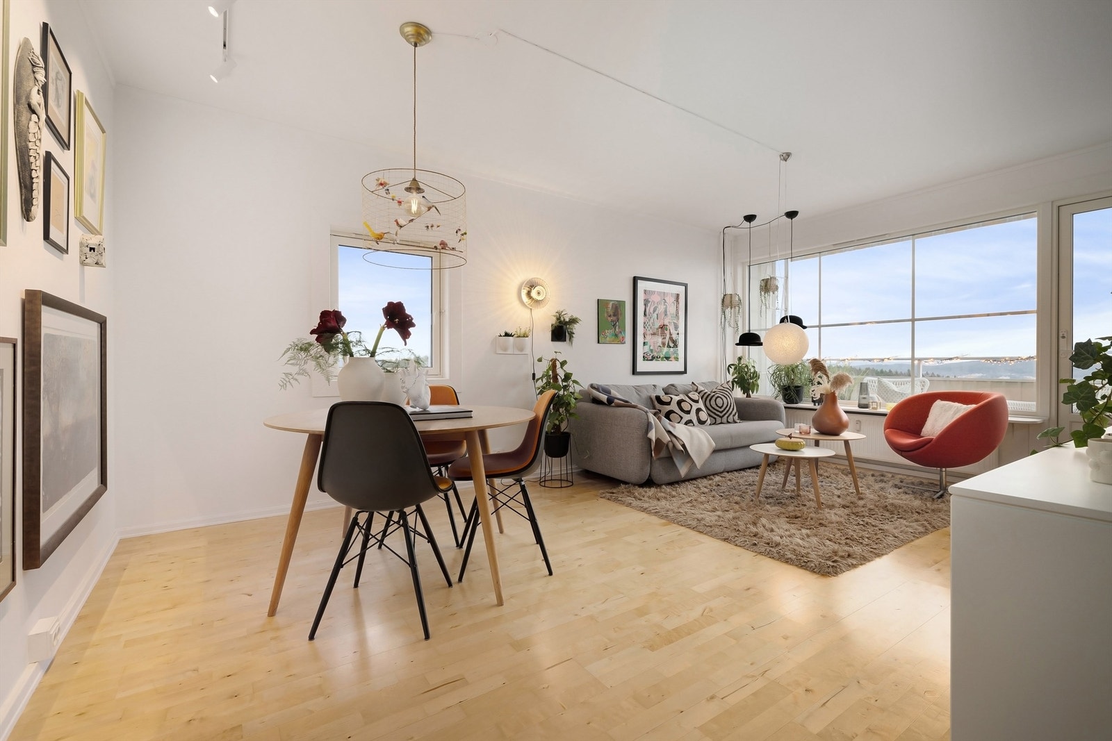 Det første som møter deg er store vindusflater og en slående flott utsikt, noe som gir en fantastisk atmosfære og wow-faktor! Galleribilde