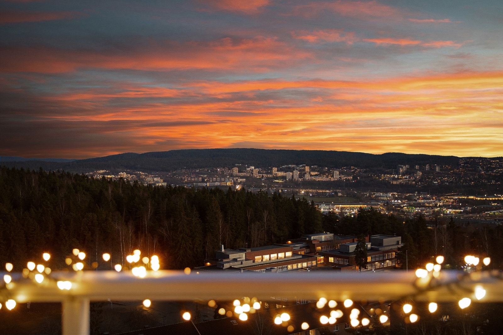 Bosetter du deg her, ligger du mange meter over øvrige naboer i terrenget med vidstrakt utsikt i flere retninger Galleribilde