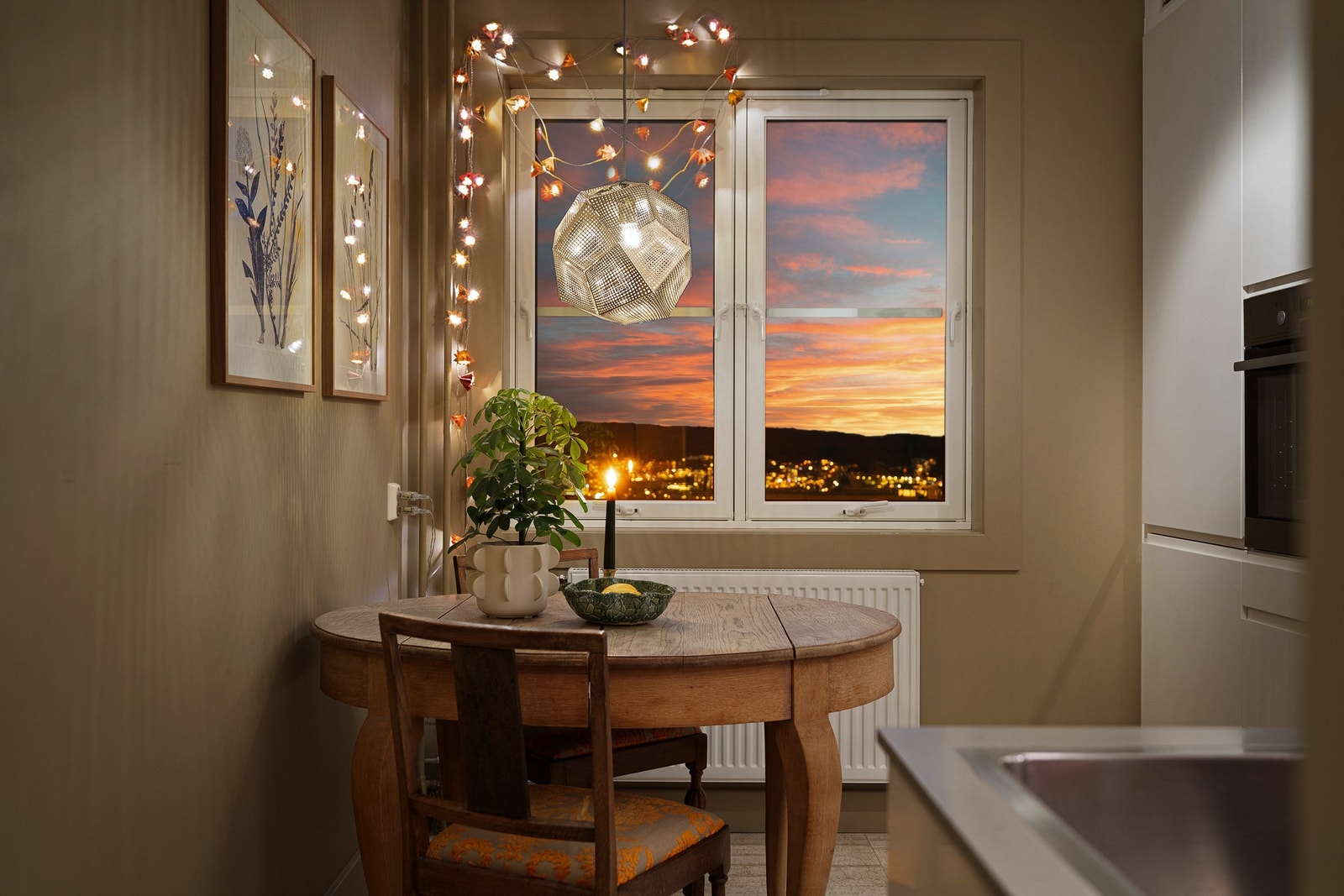 Kjøkkenet byr og på god plass til et hyggelig spisebord Galleribilde