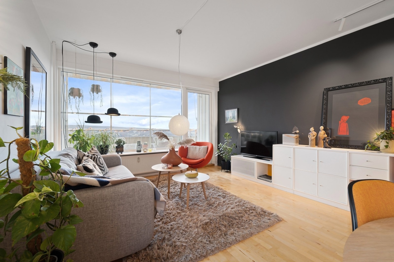 Rommet er romslig og har en rektangulær form hvor man med enkelthet kan innrede etter eget ønske og personlige stil Galleribilde