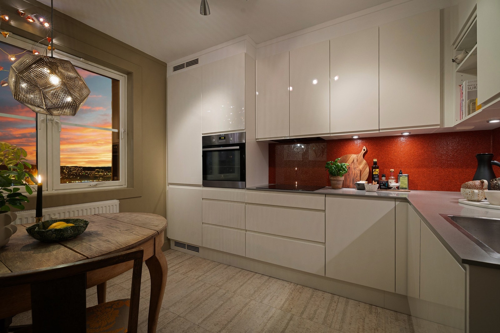 Kjøkkeninnredning fra JKE design med hvite fronter, benkeplate i corian (kompisitt) og nedfelt rustfri oppvaskkum med ett-greps armatur Galleribilde